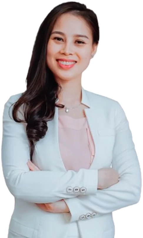 Nguyễn Tú Oanh mặc vest trắng, khoanh tay, mỉm cười